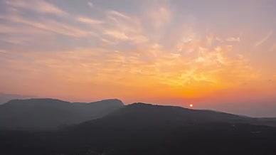 4k航拍山间自然风光夕阳日落火烧云视频的预览图